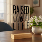 Personalisierter Acrylaufsteller mit Holzsockel, christliche Deko und Geschenkidee, stilvoll im Wohnzimmer platziert