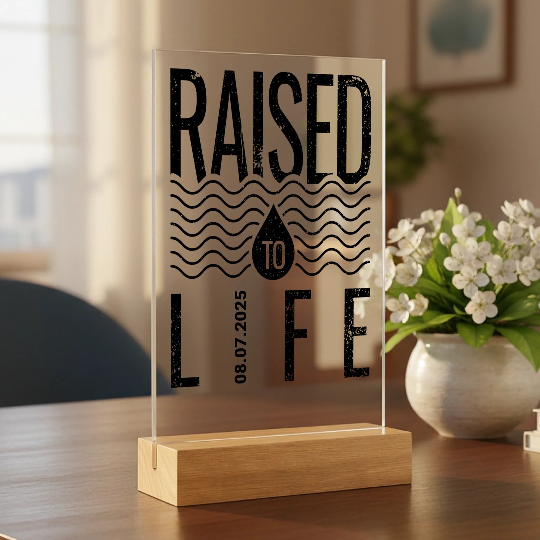 Personalisierter Acrylaufsteller mit Holzsockel, christliche Deko und Geschenkidee, stilvoll im Wohnzimmer platziert