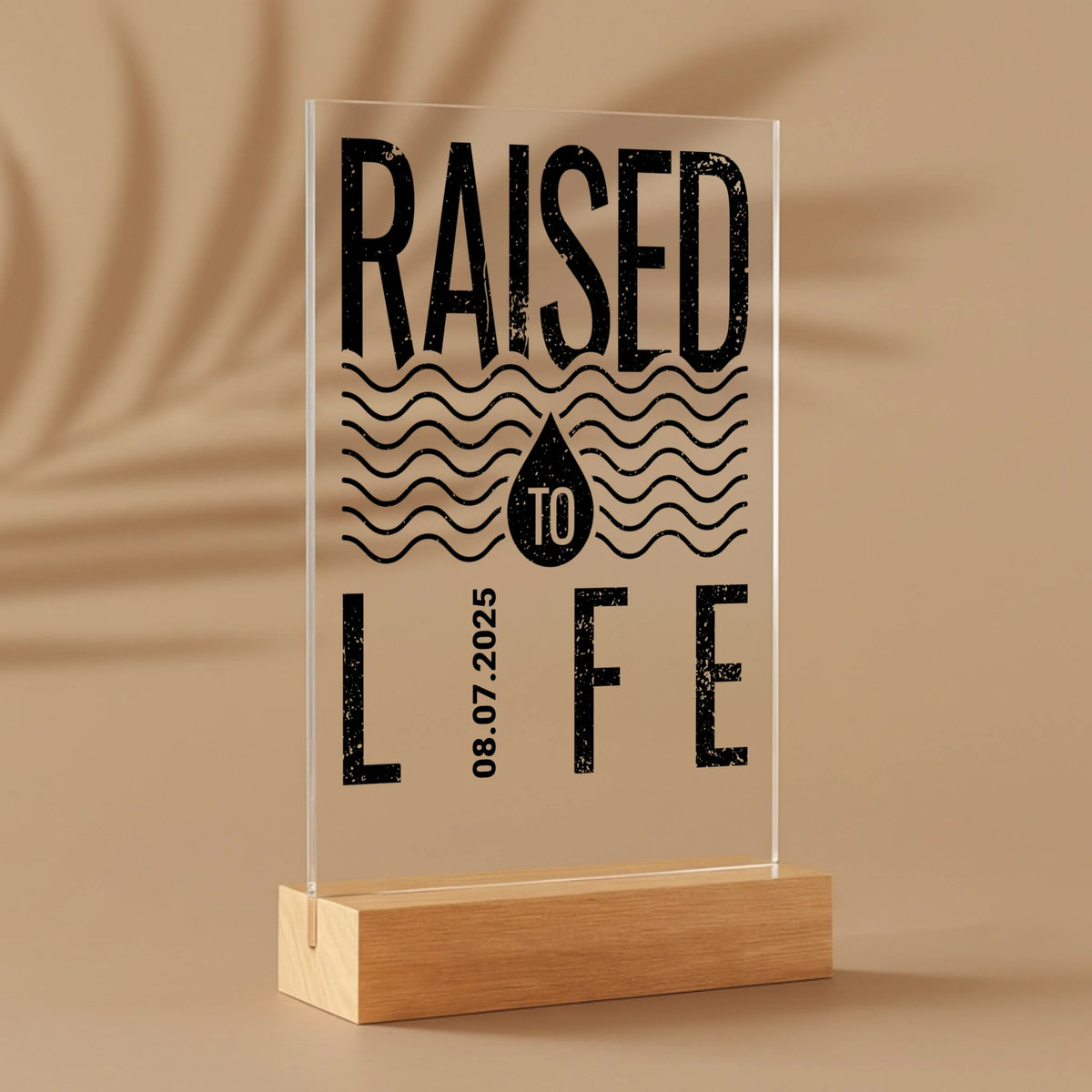 Personalisierter Acrylaufsteller mit Holzsockel, christliche Deko und Geschenkidee, stilvoll mit Schatten platziert
