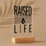 Personalisierter Acrylaufsteller mit Holzsockel, christliche Deko und Geschenkidee, stilvoll mit Schatten platziert