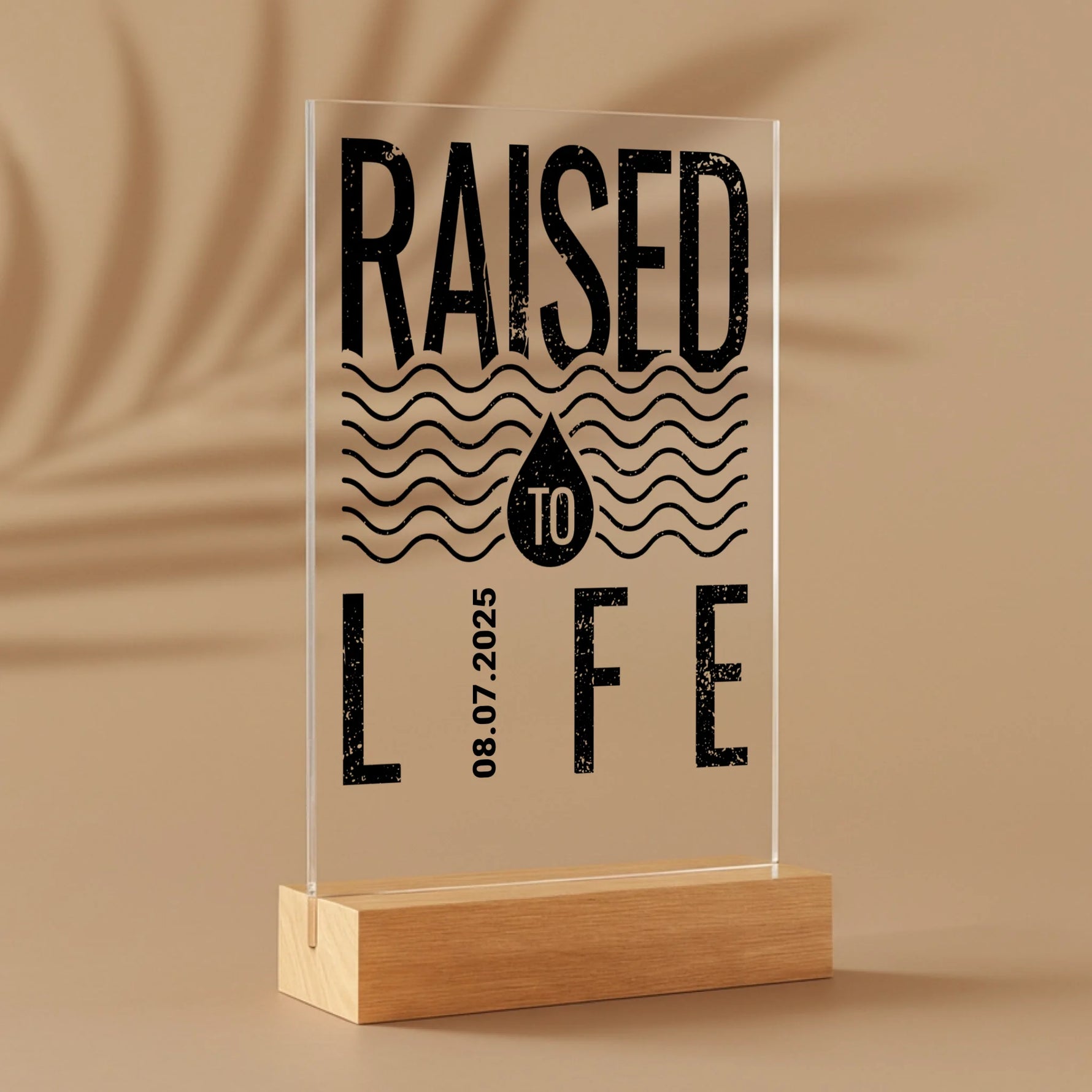 Personalisierter Acrylaufsteller mit Holzsockel, christliche Deko und Geschenkidee, stilvoll mit Schatten platziert