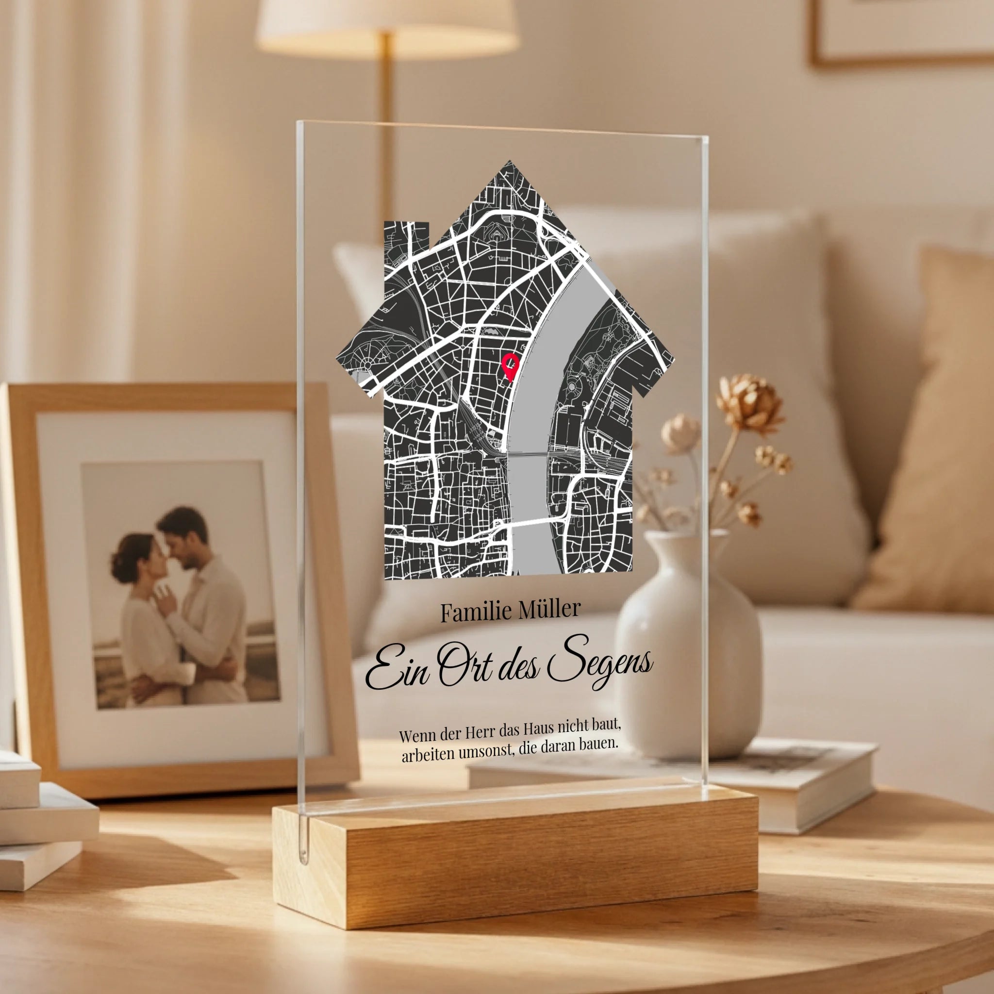 Personalisierter Acrylaufsteller mit Holzsockel, christliche Deko und Geschenkidee, stilvoll im Wohnzimmer platziert