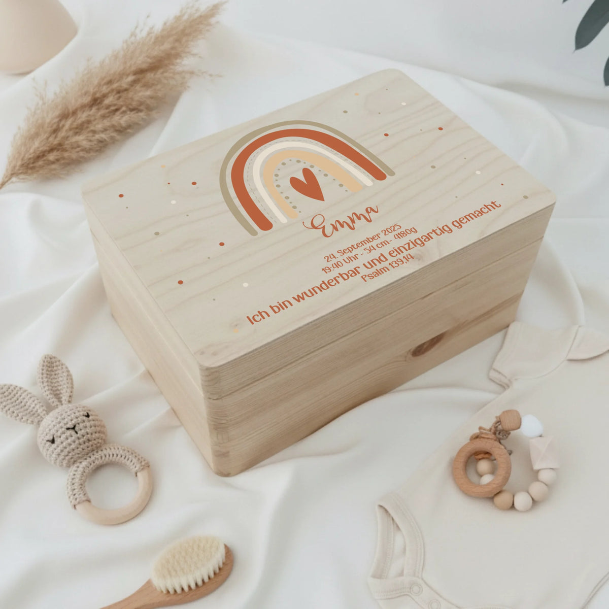 Personalisiertes Christliche Erinnerungsbox für Geburt liegt neben einigen Spielsachen