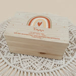 Personalisiertes Christliche Erinnerungsbox für Geburt liegt auf einem Makramee Teppich