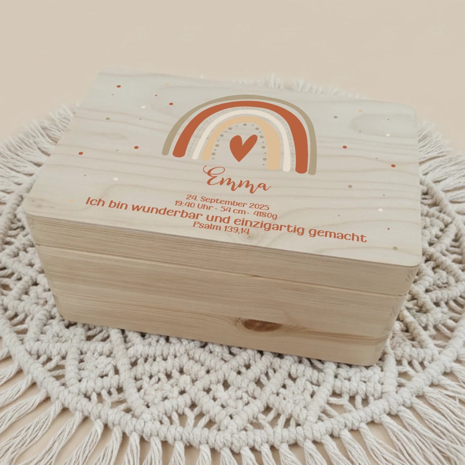 Personalisiertes Christliche Erinnerungsbox für Geburt liegt auf einem Makramee Teppich