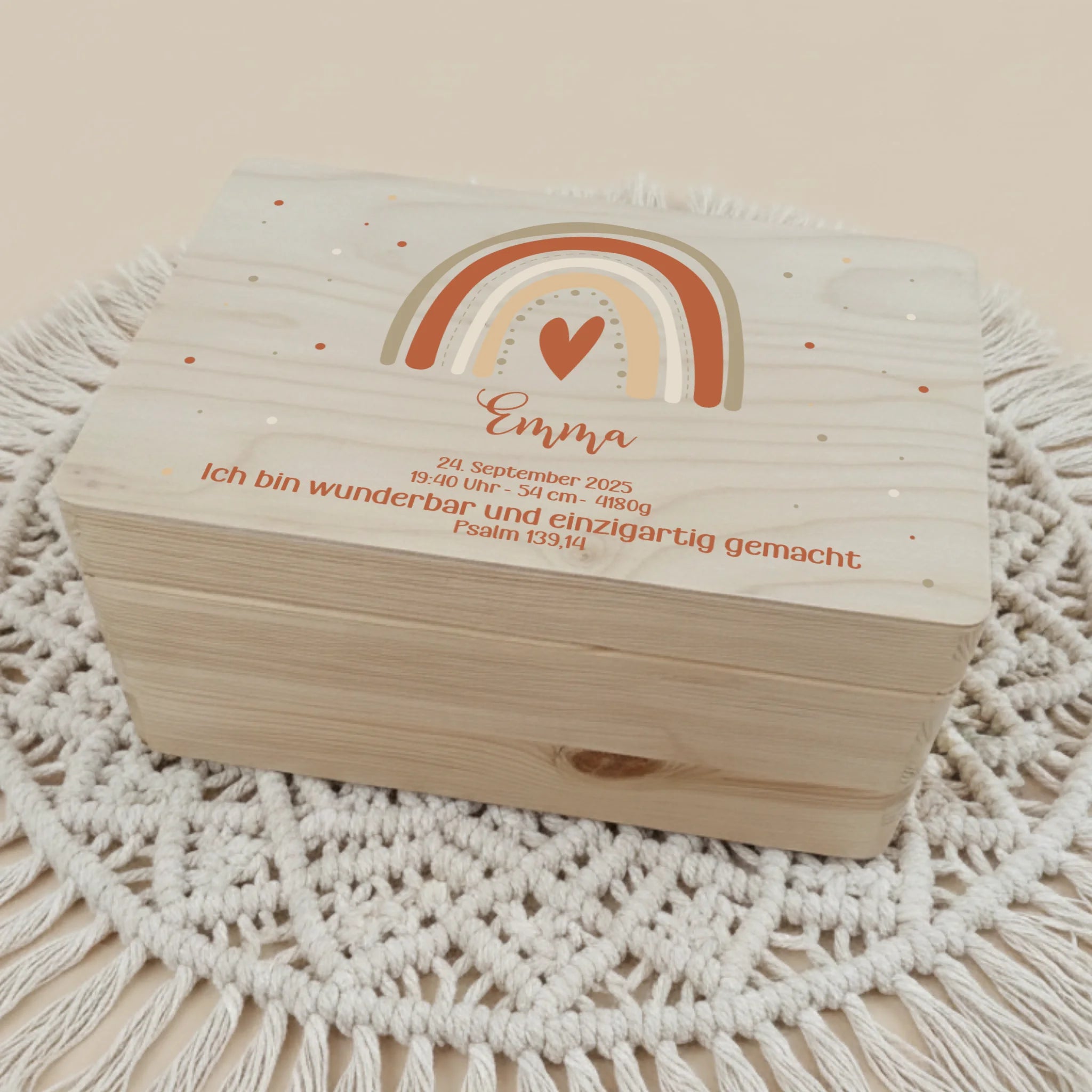 Personalisiertes Christliche Erinnerungsbox für Geburt liegt auf einem Makramee Teppich