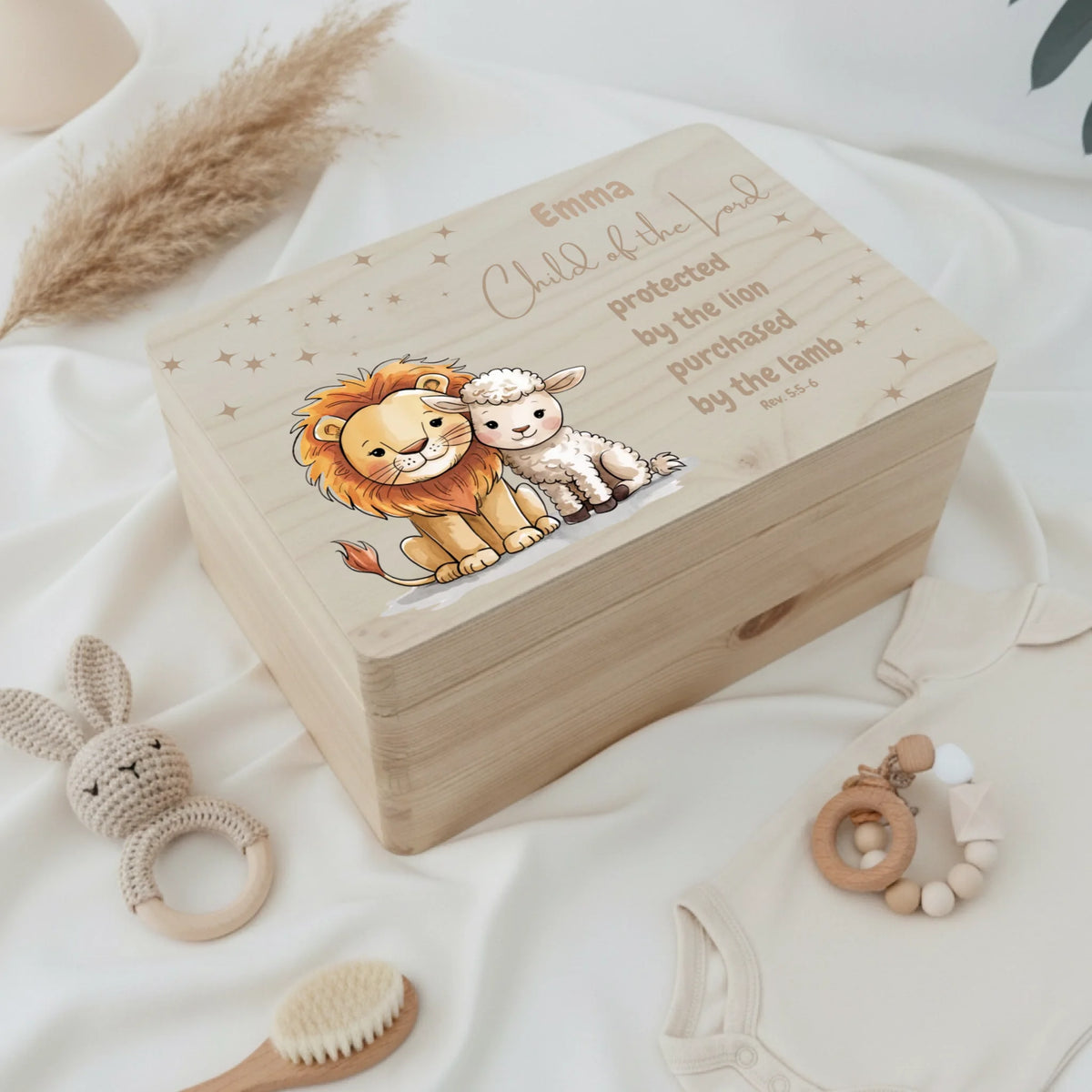 Personalisiertes Christliche Erinnerungsbox für Geburt liegt neben einigen Spielsachen