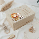 Personalisiertes Christliche Erinnerungsbox für Geburt liegt neben einigen Spielsachen