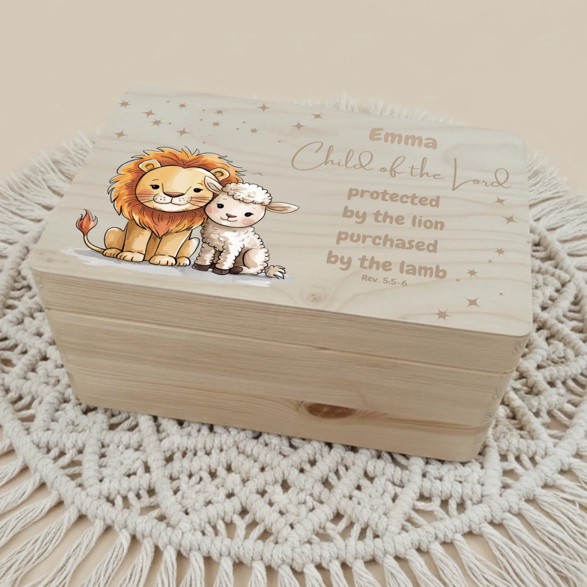 Personalisiertes Christliche Erinnerungsbox für Geburt liegt auf einem Makramee Teppich