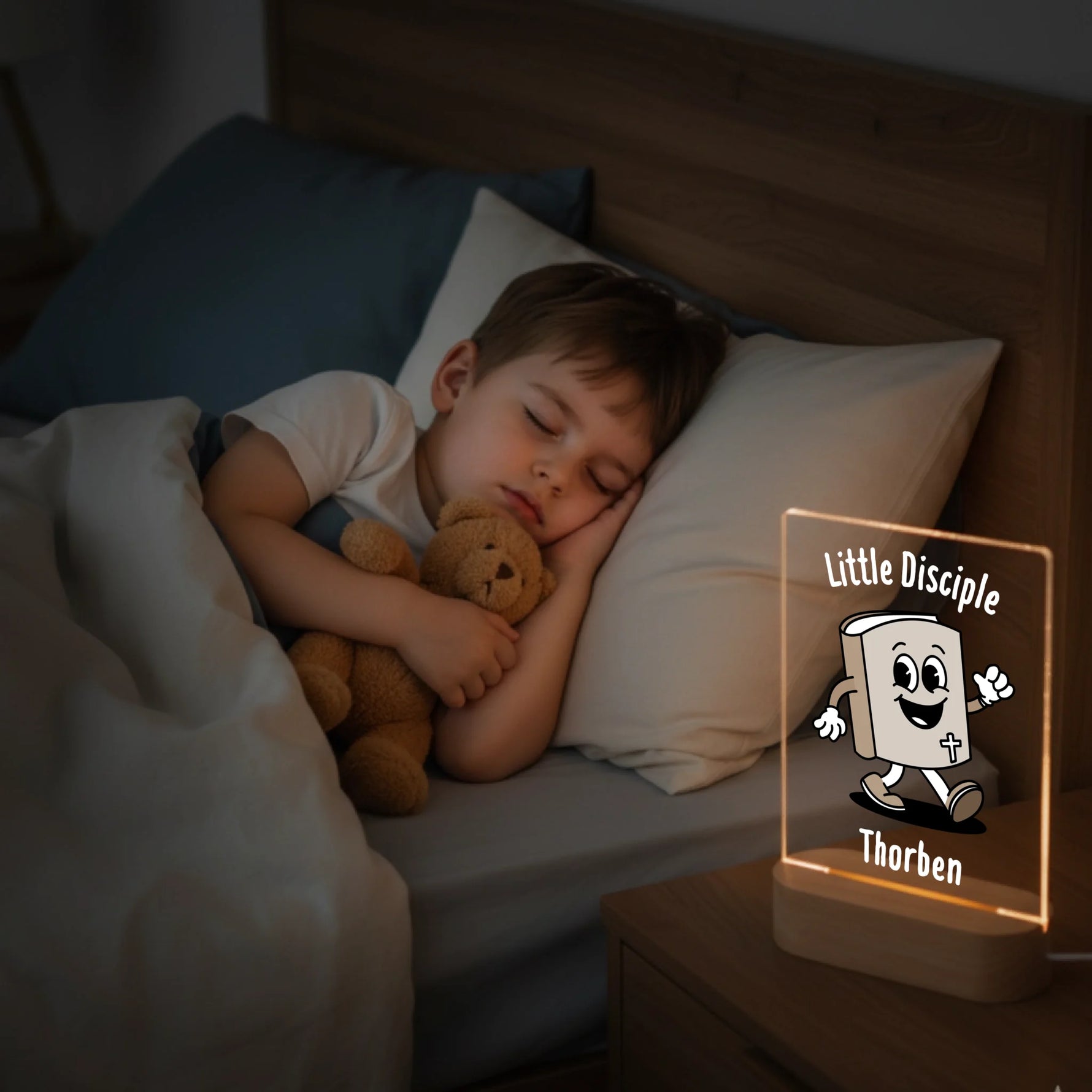 Junge schläft neben Personalisierten LED Nachtlicht Christliche Deko und Geschenk Kinderzimmer