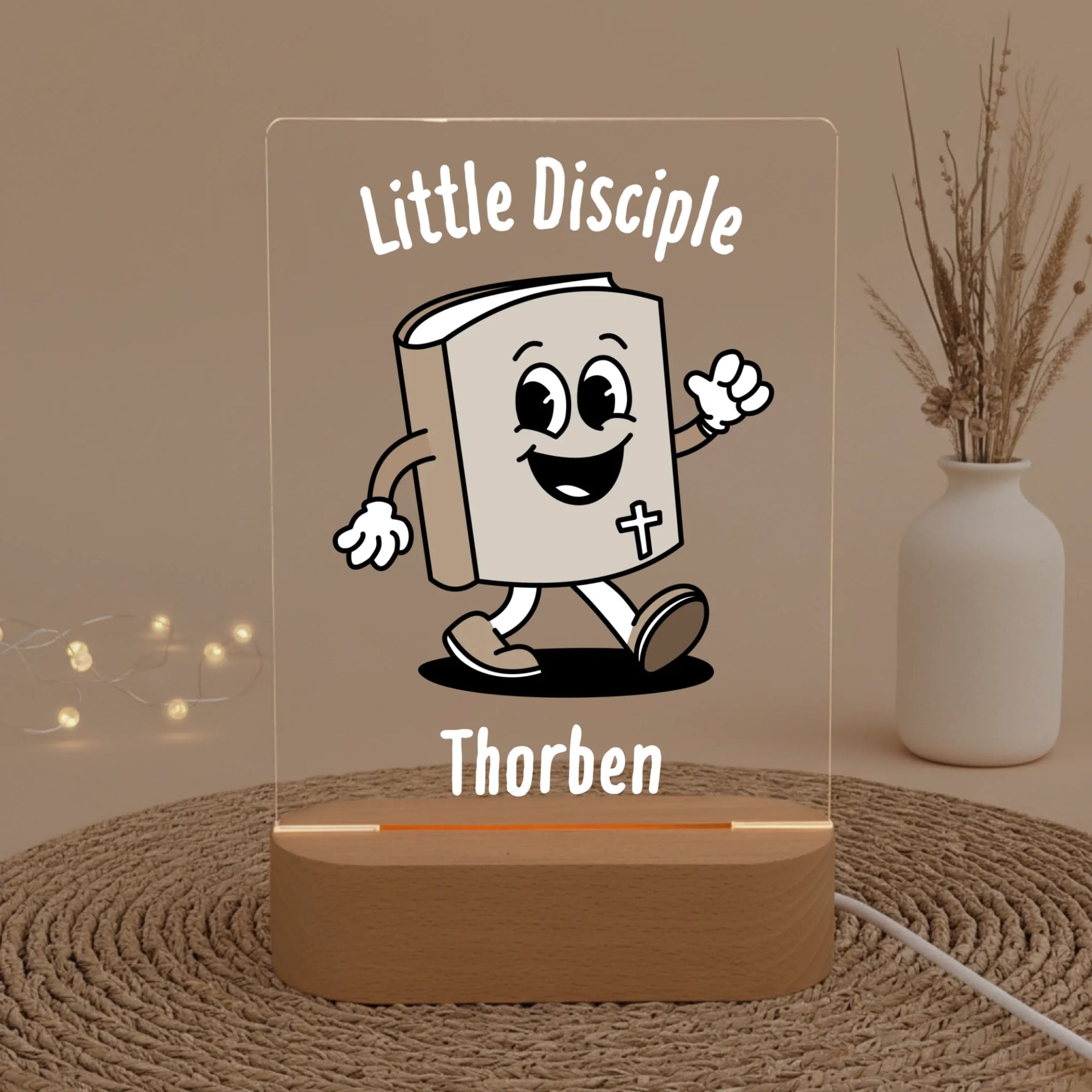 Personalisiertes LED Nachtlicht Christliche Deko und Geschenk neben Vase mit Blumen