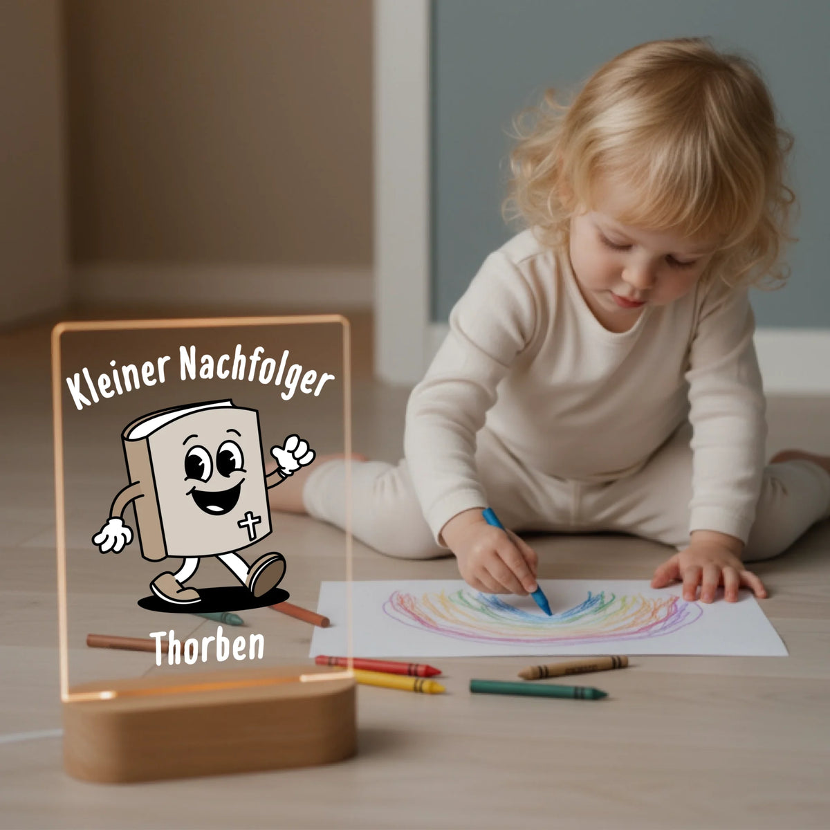 Mädchen malt neben Personalisierten LED Nachtlicht Christliche Deko und Geschenk Kinderzimmer Junge spielt Autos