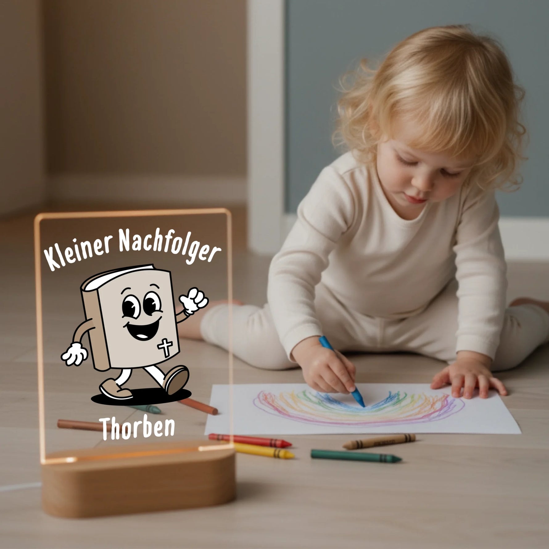 Mädchen malt neben Personalisierten LED Nachtlicht Christliche Deko und Geschenk Kinderzimmer Junge spielt Autos