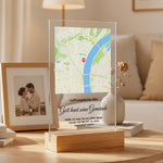 Personalisierter Acrylaufsteller mit Holzsockel, christliche Deko und Geschenkidee, stilvoll im Wohnzimmer platziert