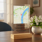 Personalisierter Acrylaufsteller mit Holzsockel, christliche Deko und Geschenkidee, stilvoll im Wohnzimmer platziert