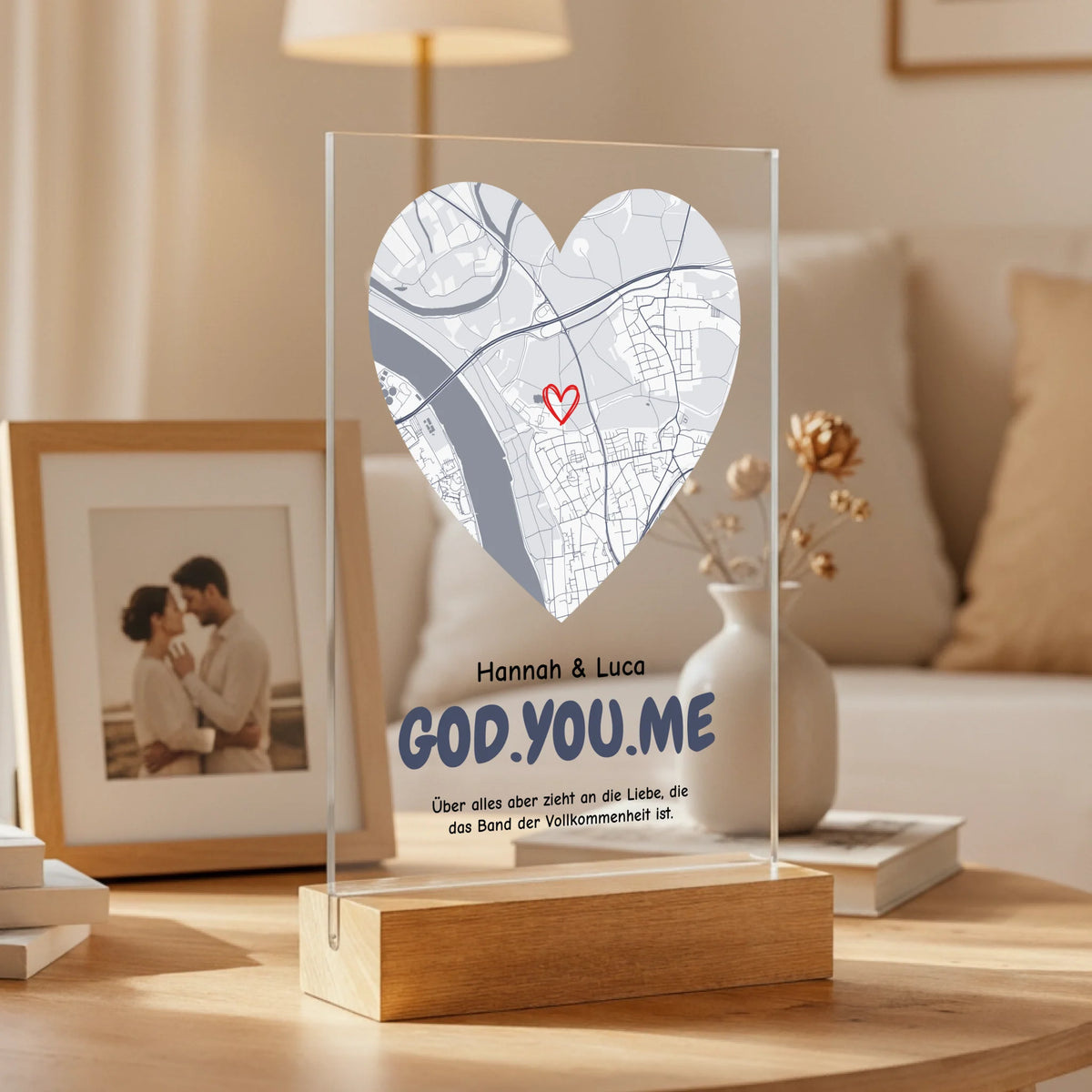 Personalisierter Acrylaufsteller mit Holzsockel, christliche Deko und Geschenkidee, stilvoll im Wohnzimmer platziert