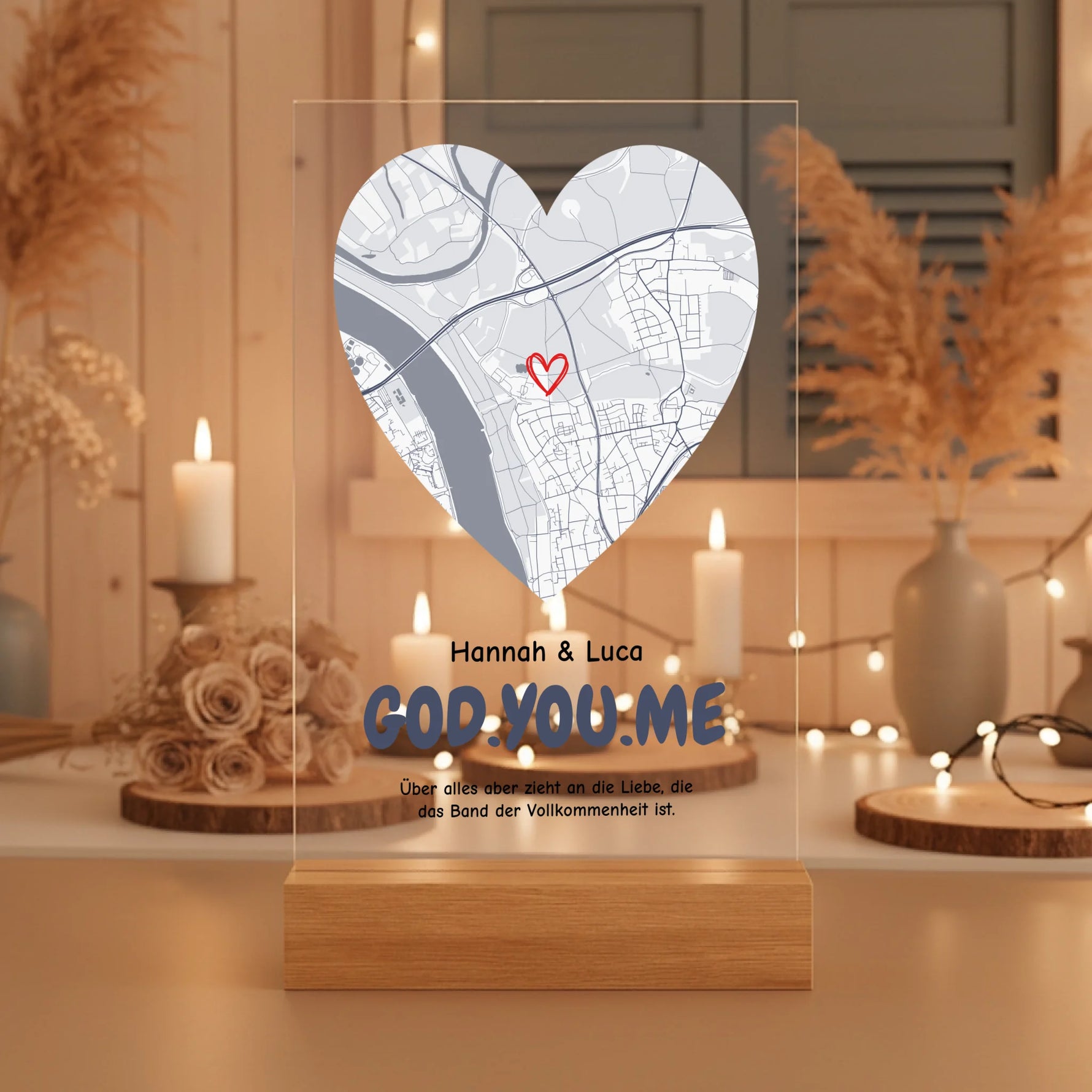 Personalisierter Acrylaufsteller mit Holzsockel, christliche Deko und Geschenkidee, stilvoll mit romantischen Kerzen