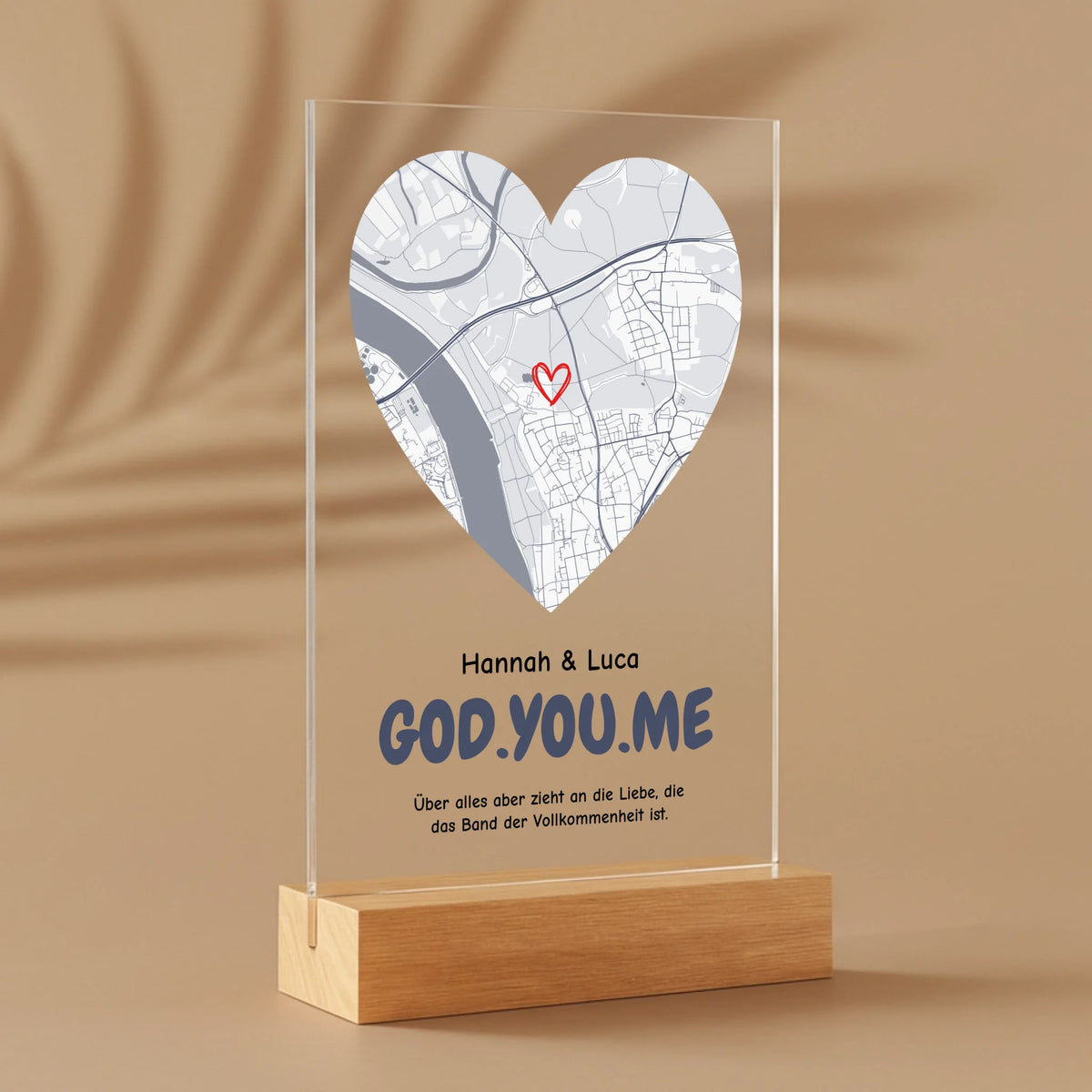 Personalisierter Acrylaufsteller mit Holzsockel, christliche Deko und Geschenkidee, stilvoll mit Schatten platziert