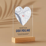 Personalisierter Acrylaufsteller mit Holzsockel, christliche Deko und Geschenkidee, stilvoll mit Schatten platziert