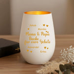 Windlicht auf einem Tisch neben einer Bibel