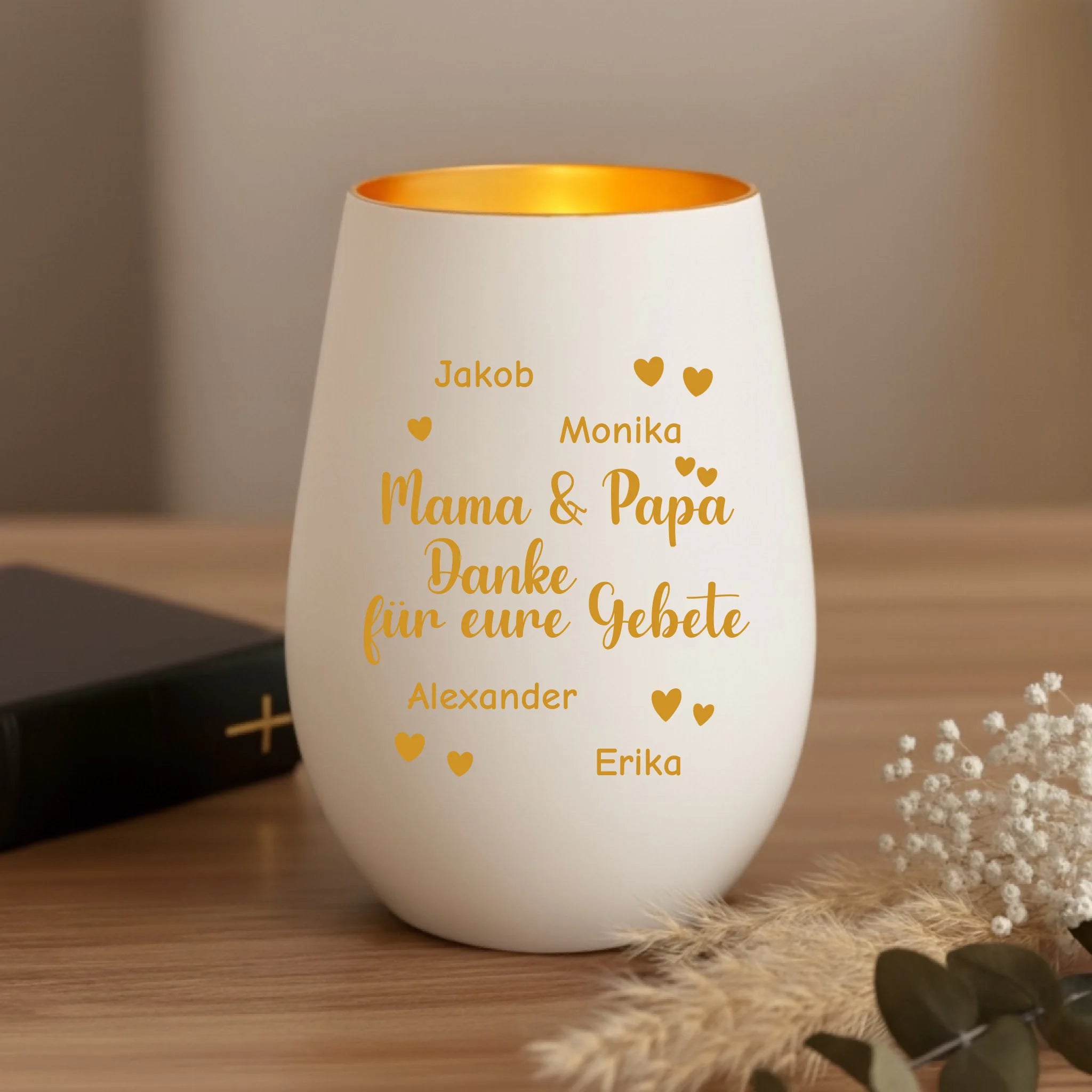 Windlicht auf einem Tisch neben einer Bibel