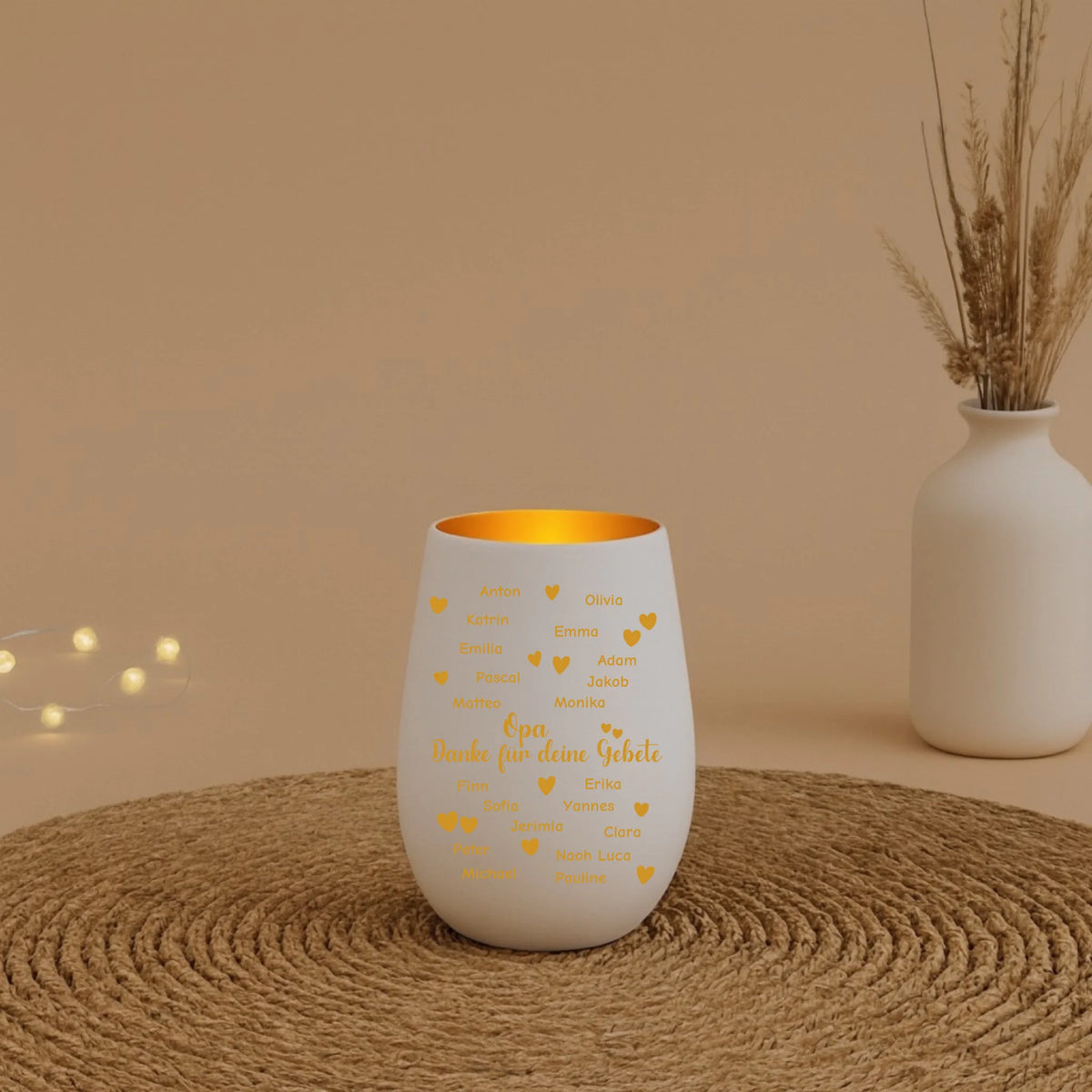 Windlicht auf einem Deko Untersetzter mit Blumen