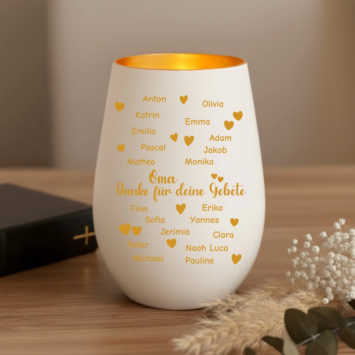 Windlicht auf einem Tisch neben einer Bibel