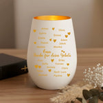 Windlicht auf einem Tisch neben einer Bibel