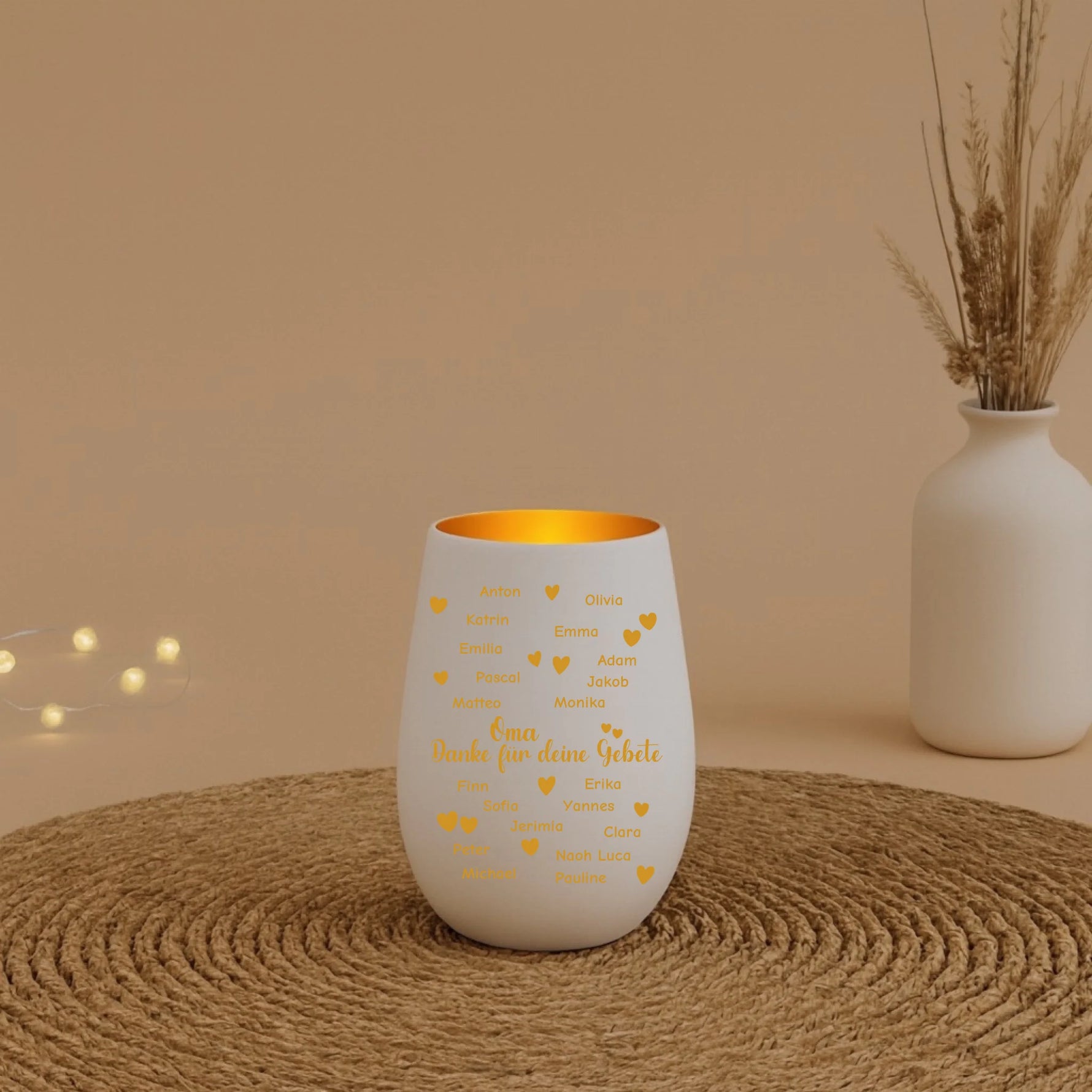 Windlicht auf einem Deko Untersetzter mit Blumen