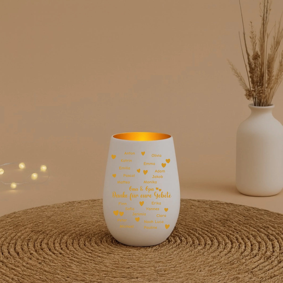 Windlicht auf einem Deko Untersetzter mit Blumen