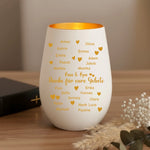 Windlicht auf einem Tisch neben einer Bibel