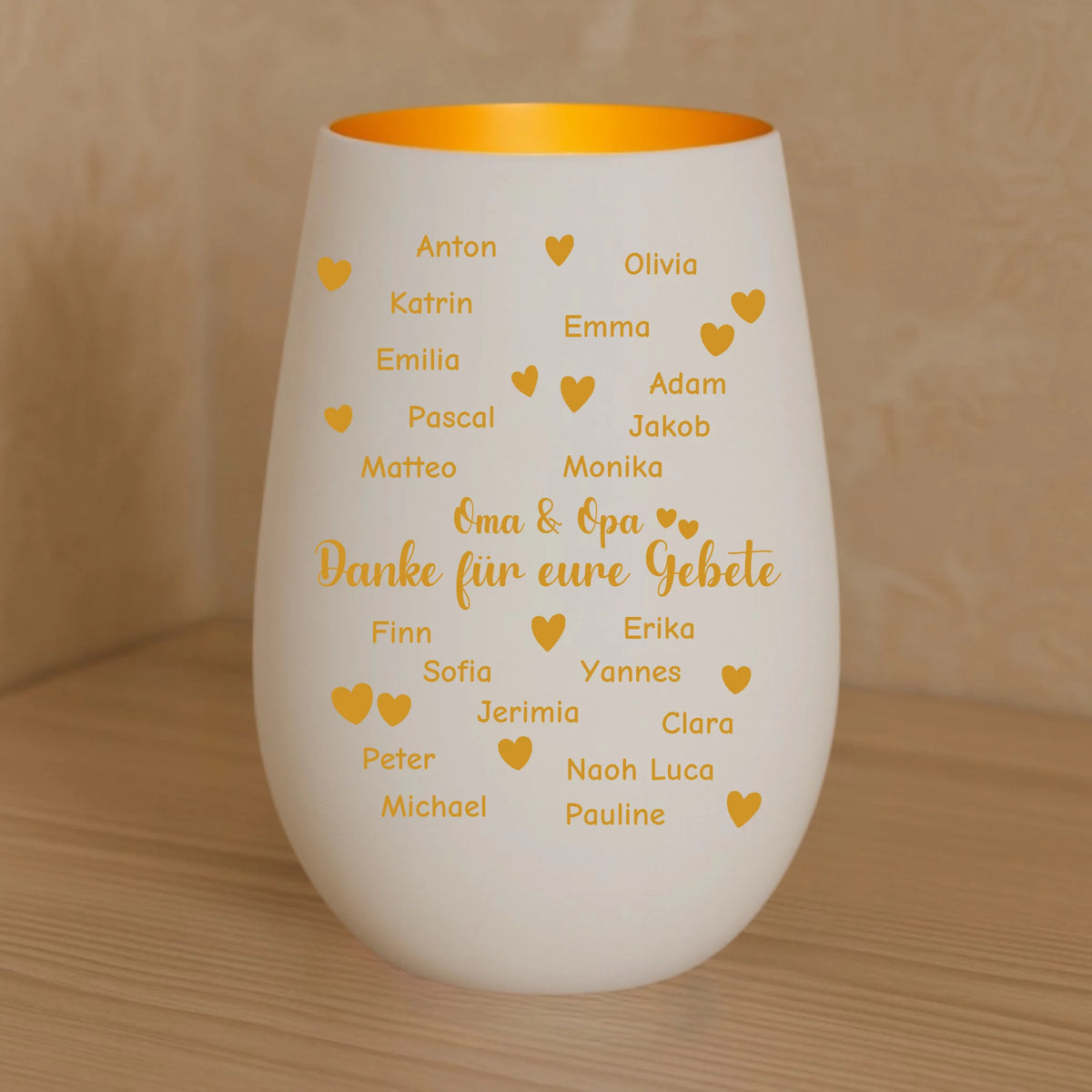 Windlicht auf einem Tisch