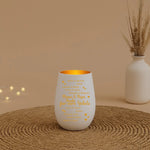 Windlicht auf einem Deko Untersetzter mit Blumen