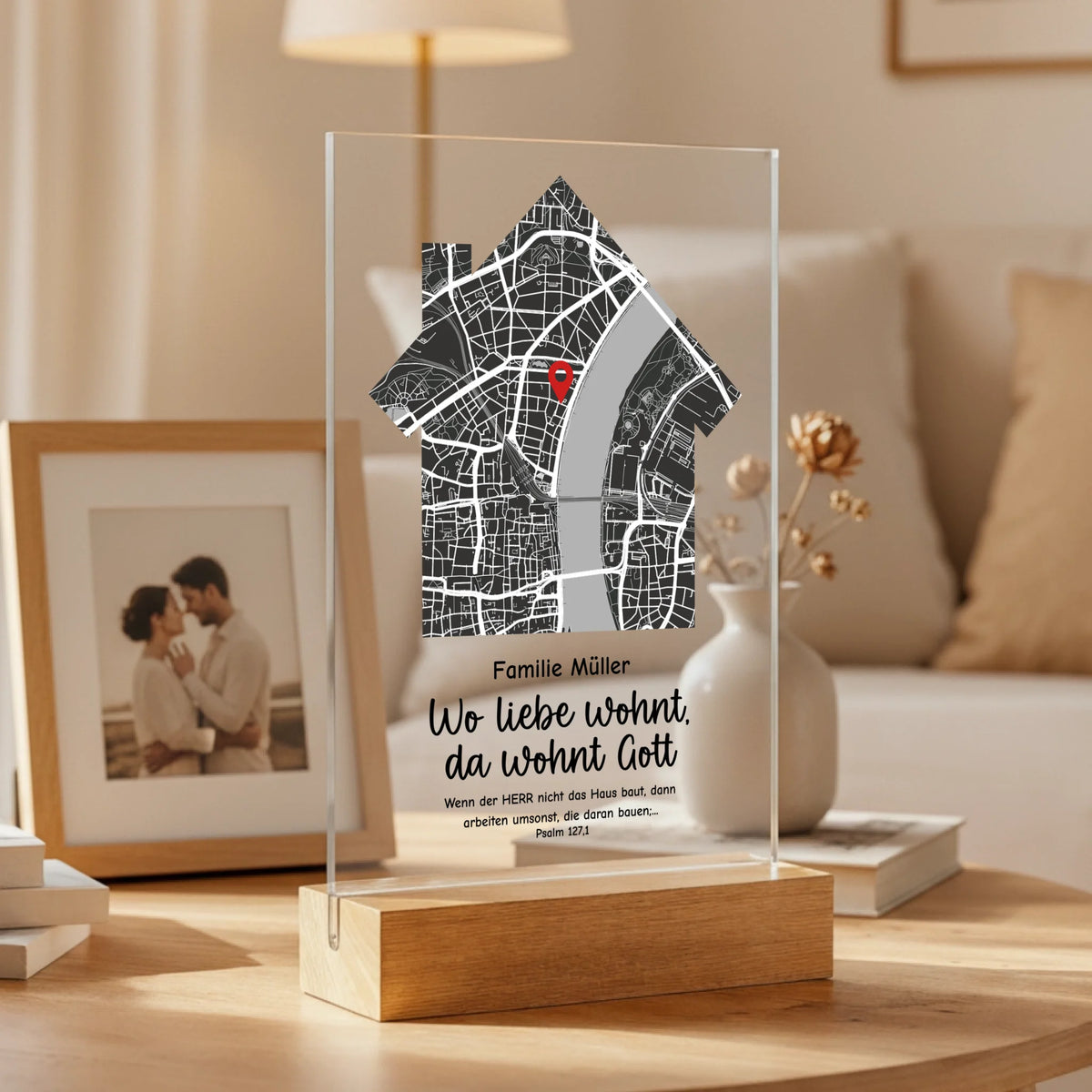 Personalisierter Acrylaufsteller mit Holzsockel, christliche Deko und Geschenkidee, stilvoll im Wohnzimmer platziert