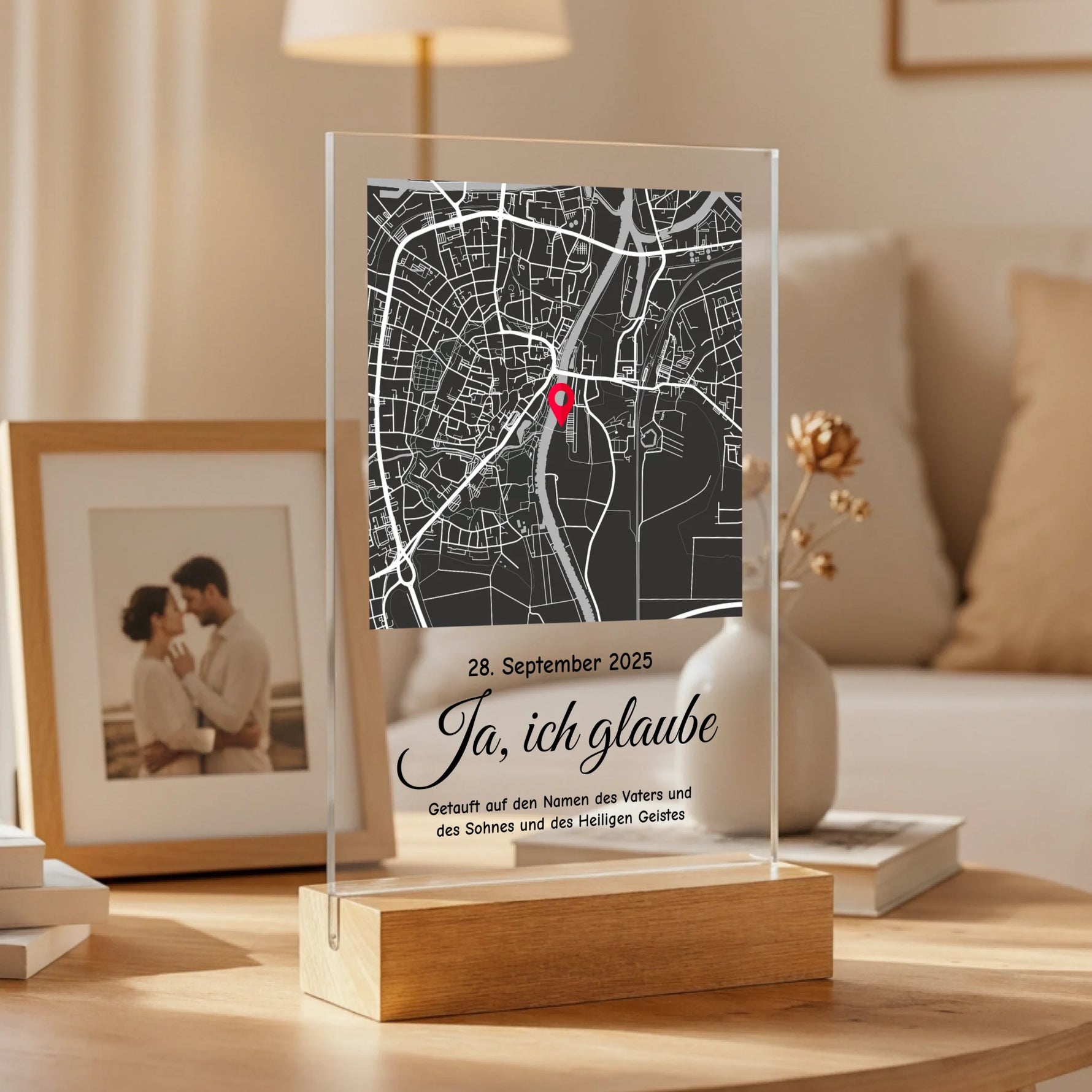 Personalisierter Acrylaufsteller mit Holzsockel, christliche Deko und Geschenkidee, stilvoll im Wohnzimmer platziert