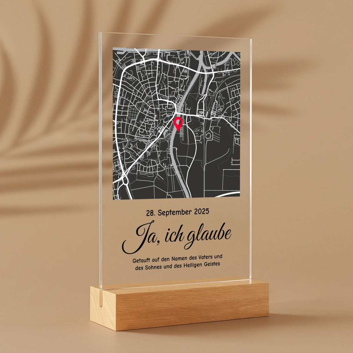 Personalisierter Acrylaufsteller mit Holzsockel, christliche Deko und Geschenkidee, stilvoll mit Schatten platziert