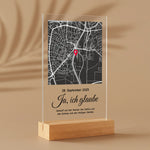 Personalisierter Acrylaufsteller mit Holzsockel, christliche Deko und Geschenkidee, stilvoll mit Schatten platziert