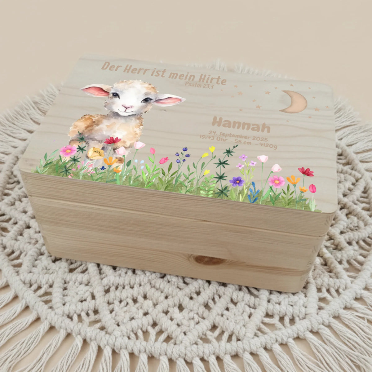 Personalisiertes Christliche Erinnerungsbox für Geburt liegt auf einem Makramee Teppich