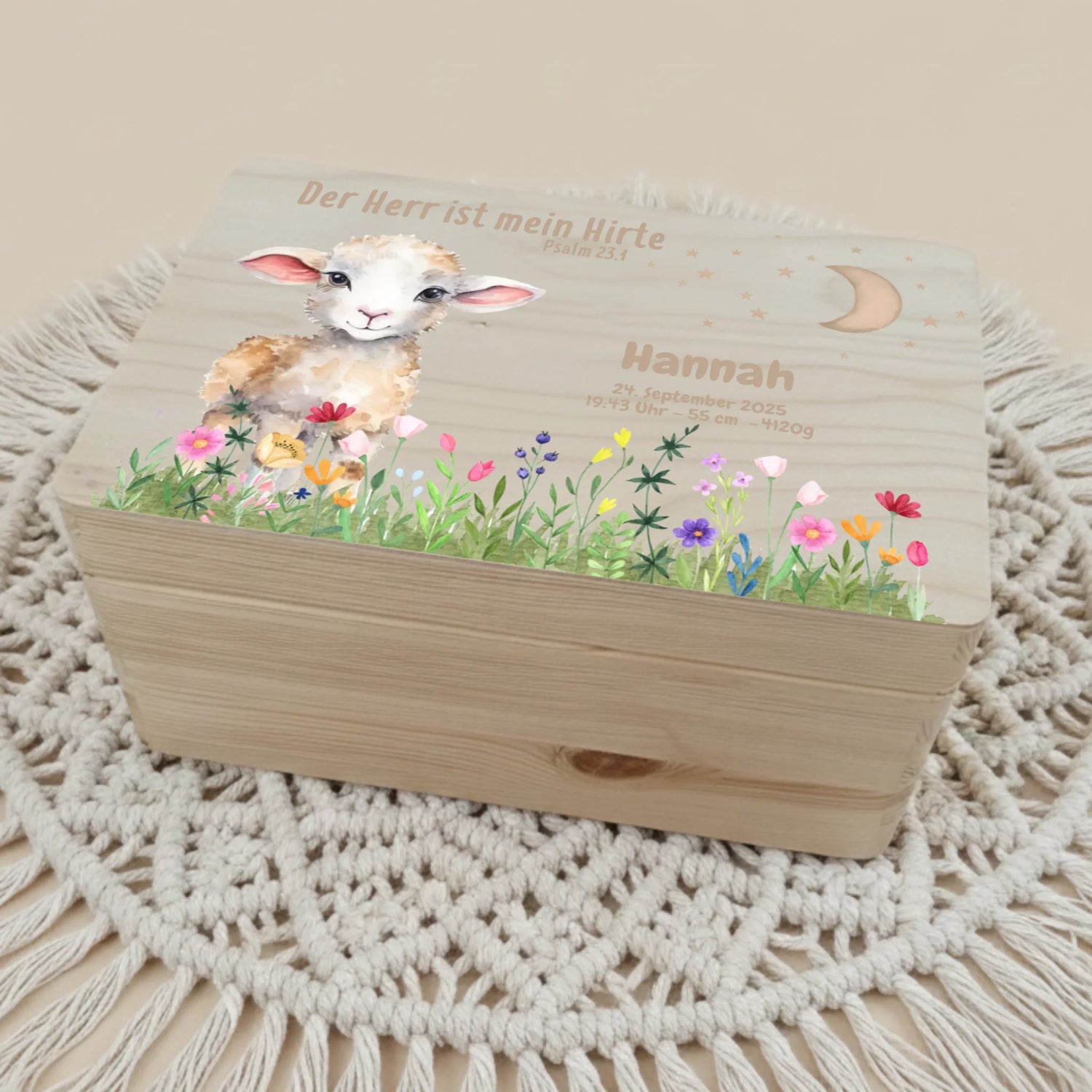 Personalisiertes Christliche Erinnerungsbox für Geburt liegt auf einem Makramee Teppich