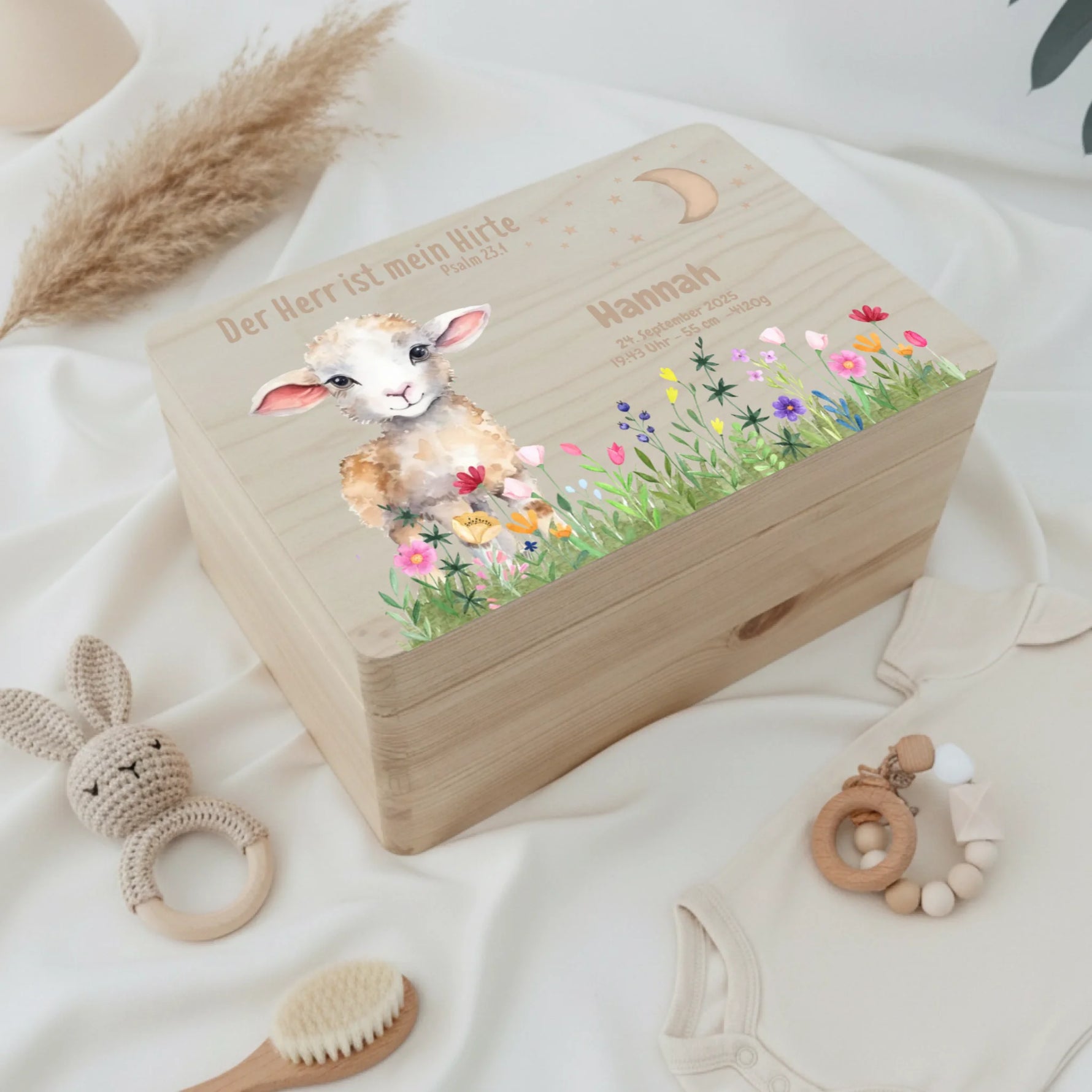 Personalisiertes Christliche Erinnerungsbox für Geburt liegt neben einigen Spielsachen