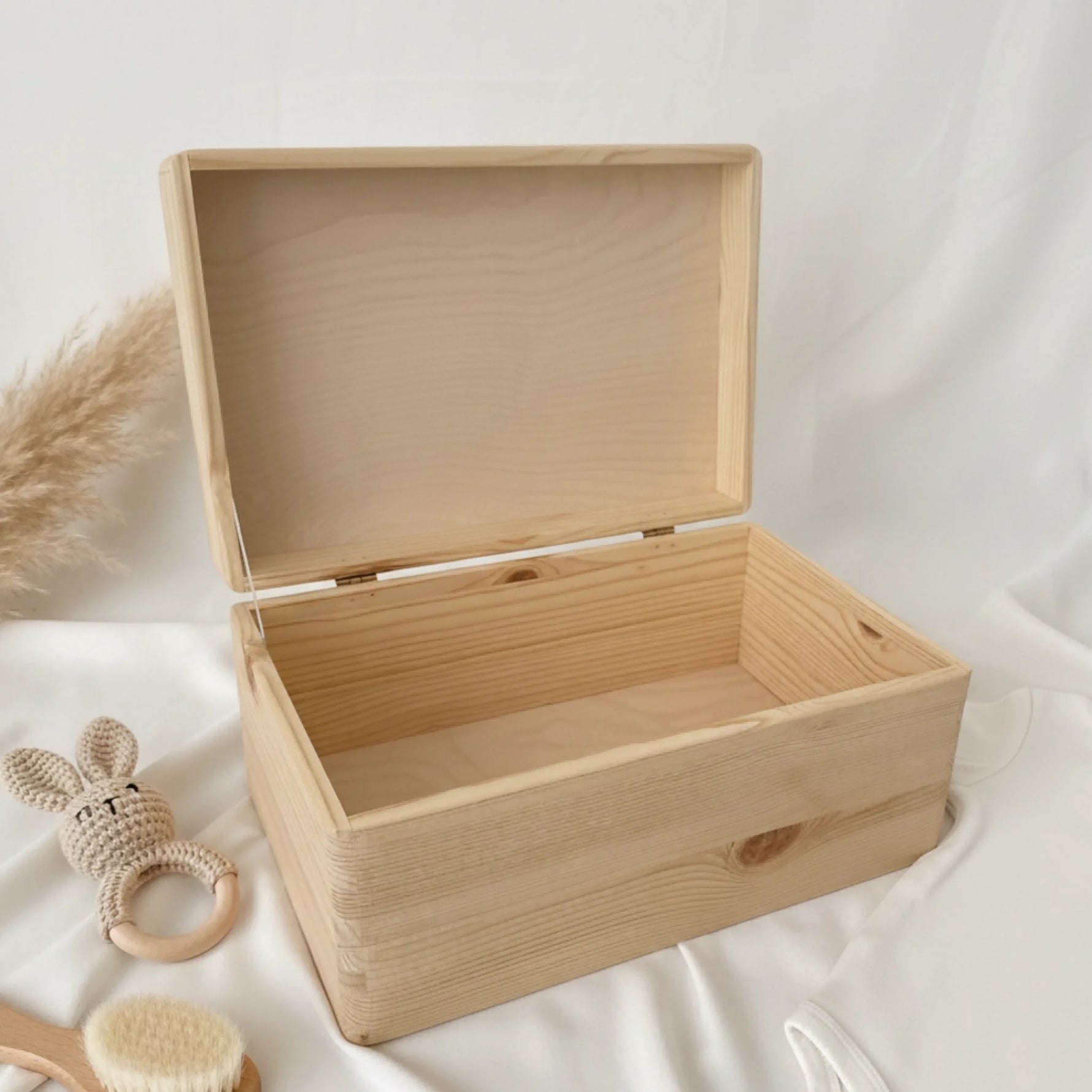 Personalisiertes Christliche Erinnerungsbox für Geburt ist geöffnet  liegt neben einigen Spielsachen