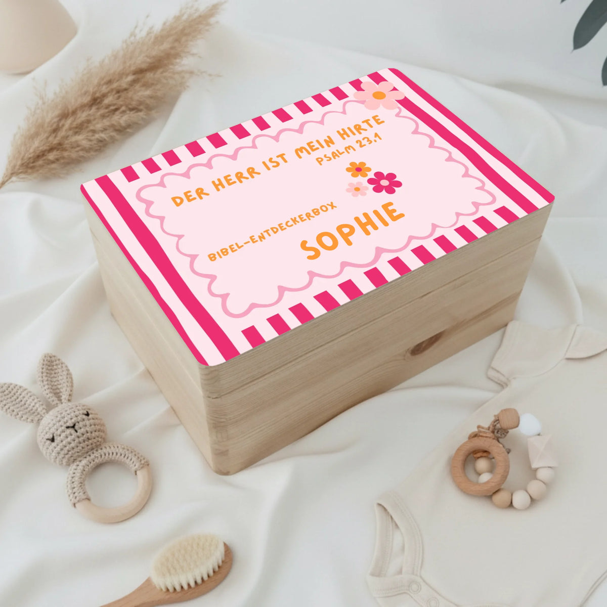 Personalisiertes Christliche Erinnerungsbox für Geburt liegt neben einigen Spielsachen