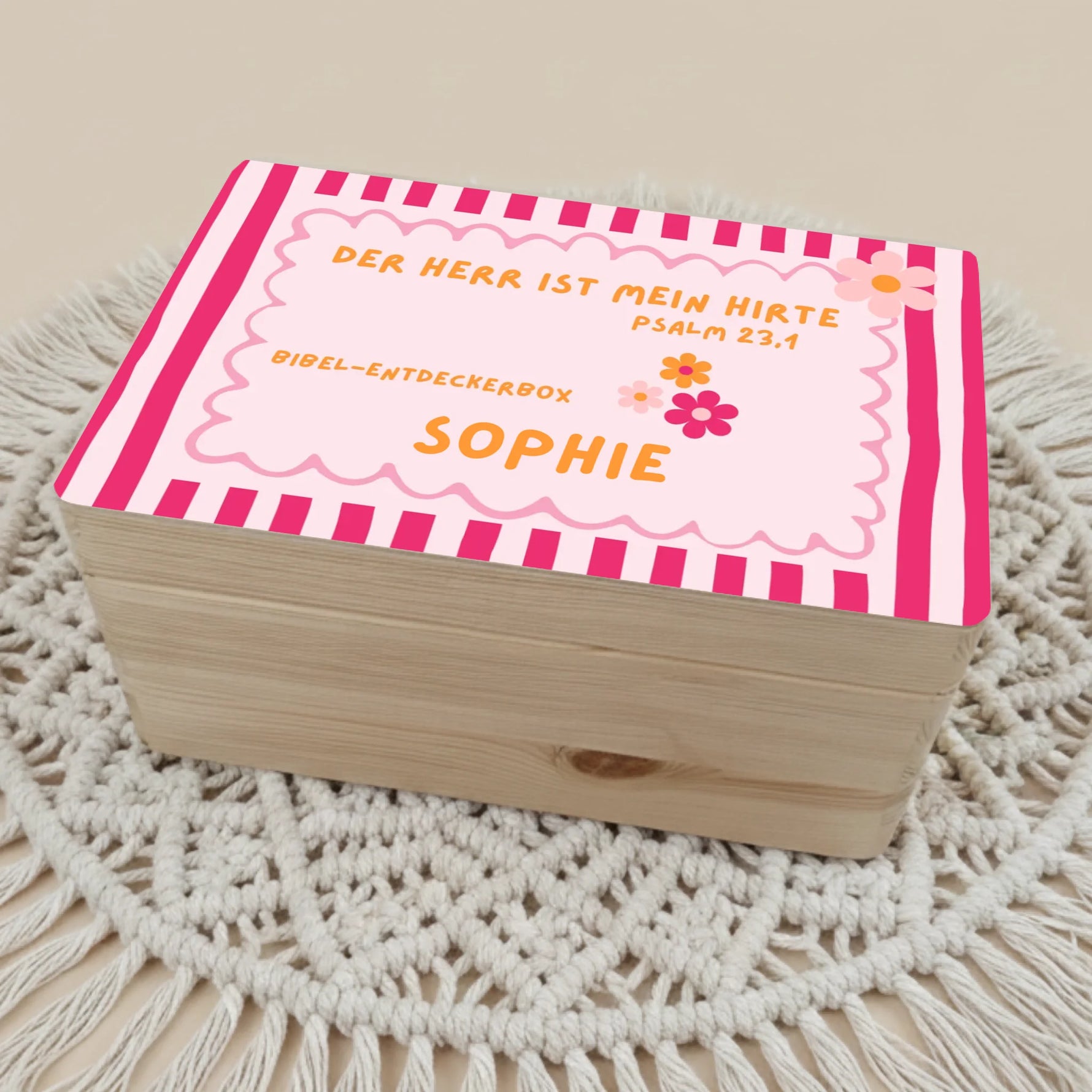 Personalisiertes Christliche Erinnerungsbox für Geburt liegt auf einem Makramee Teppich