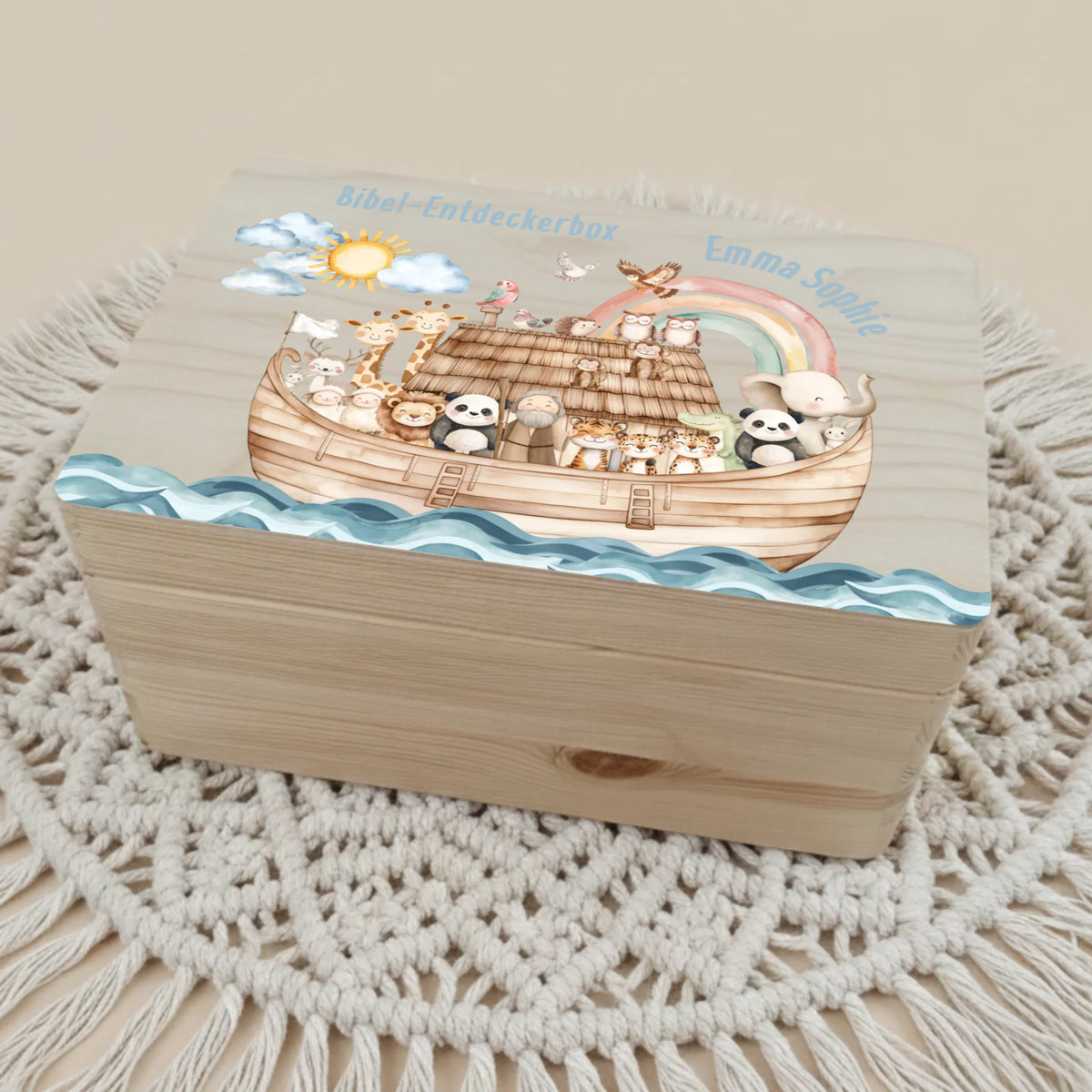 Personalisiertes Christliche Erinnerungsbox für Geburt liegt auf einem Makramee Teppich