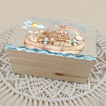 Personalisiertes Christliche Erinnerungsbox für Geburt liegt auf einem Makramee Teppich