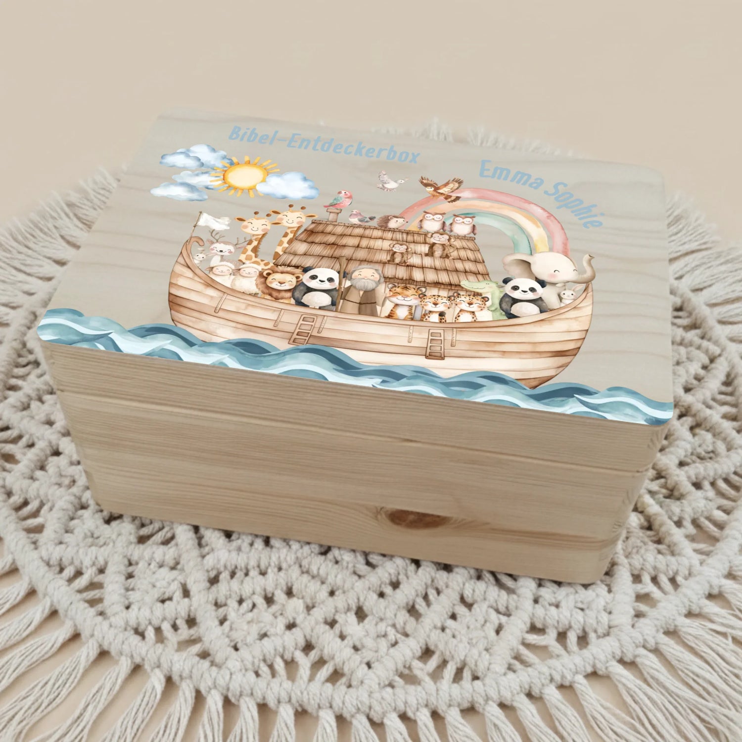 Personalisiertes Christliche Erinnerungsbox für Geburt liegt auf einem Makramee Teppich