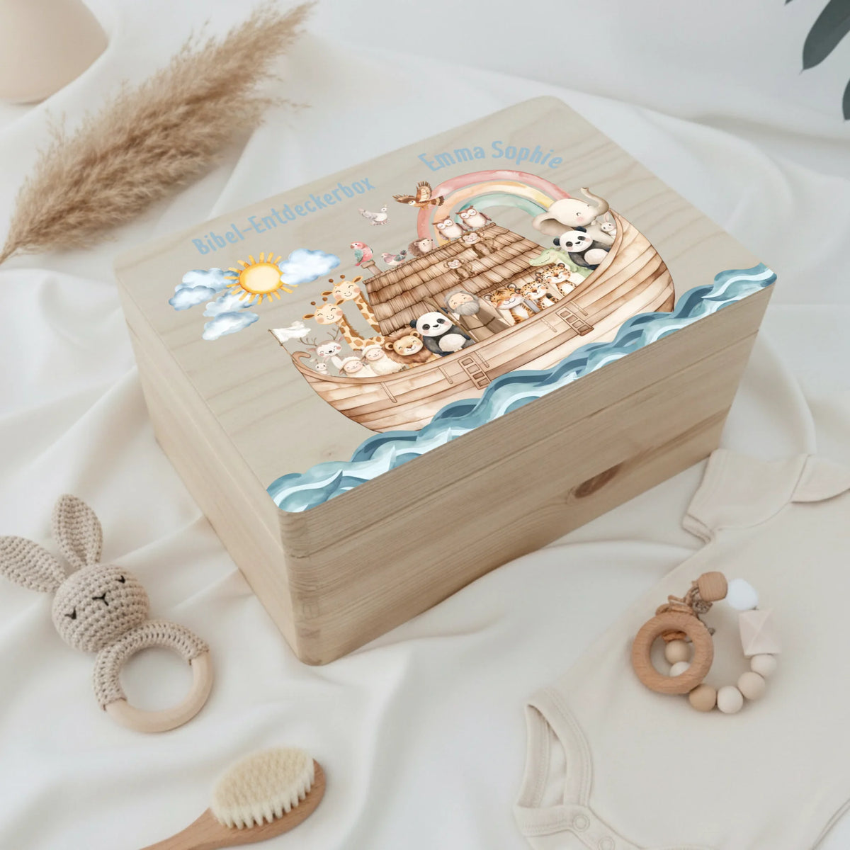 Personalisiertes Christliche Erinnerungsbox für Geburt liegt neben einigen Spielsachen