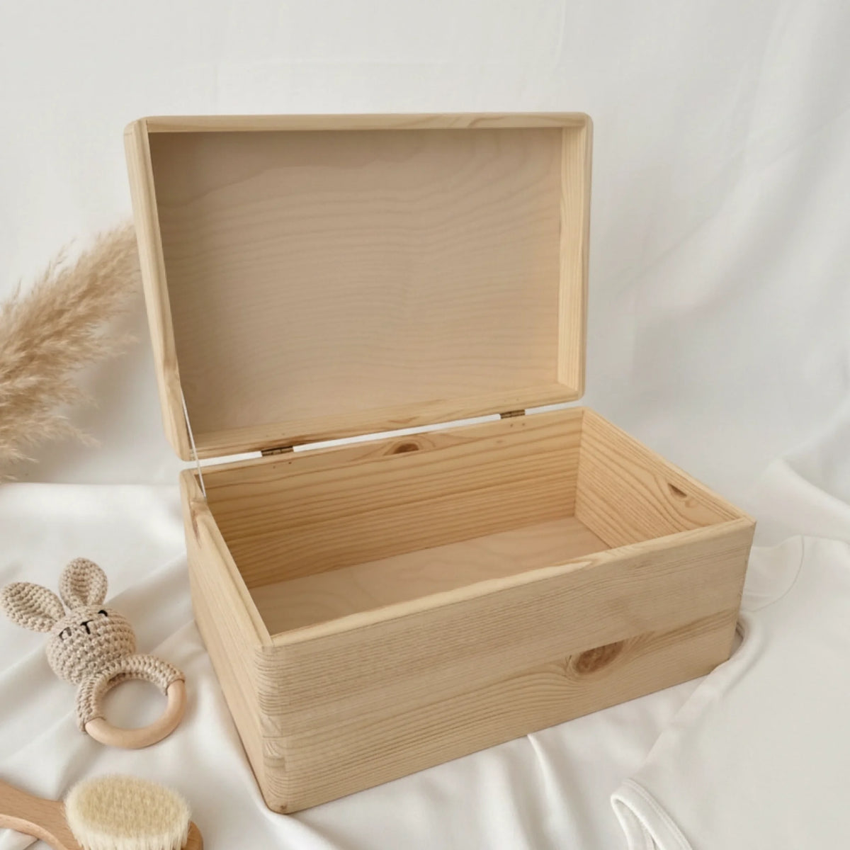 Personalisiertes Christliche Erinnerungsbox für Geburt ist geöffnet  liegt neben einigen Spielsachen