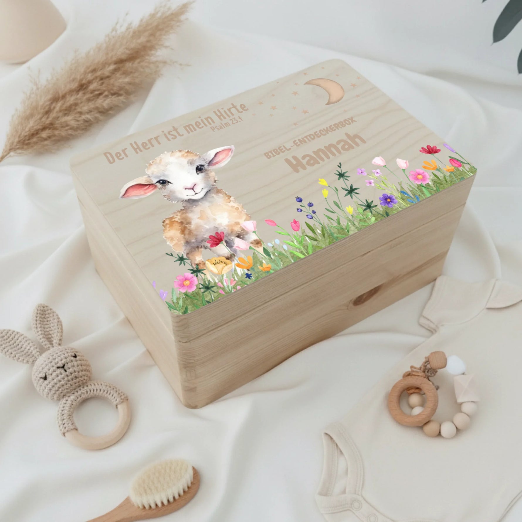 Personalisiertes Christliche Erinnerungsbox für Geburt liegt neben einigen Spielsachen