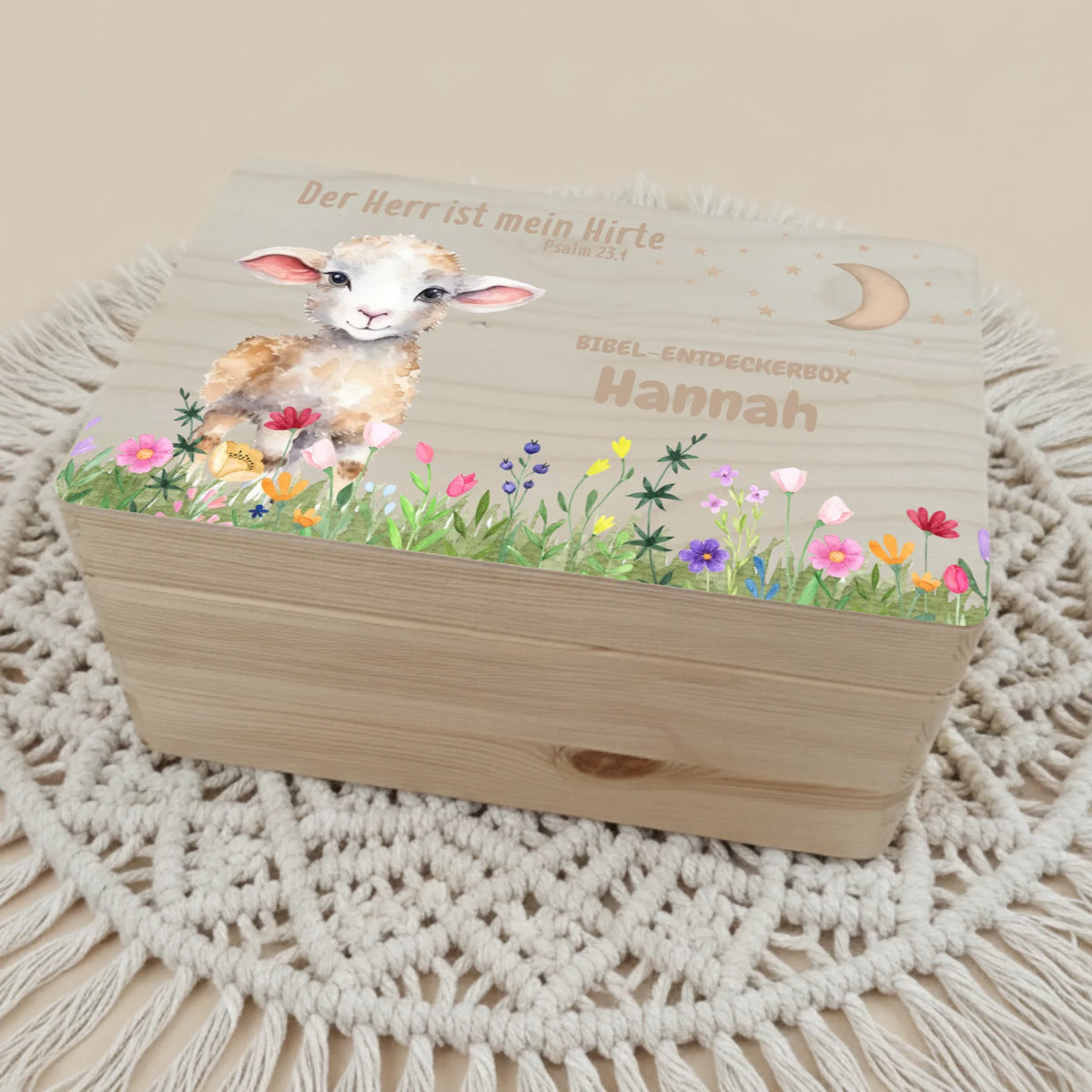 Personalisiertes Christliche Erinnerungsbox für Geburt liegt auf einem Makramee Teppich